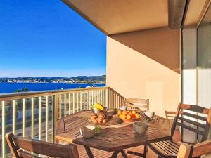 En balkon eller terrasse på Apartment Baie du Soleil by Interhome