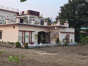 Jim Corbett Guest House في Jhirna: منزل مع شرفة فوقه +28 صورة