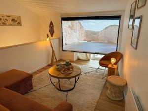 ein Wohnzimmer mit Sofa und Tisch in der Unterkunft L'Instant Suspendu - Loft & Spa in Saint-Girons
