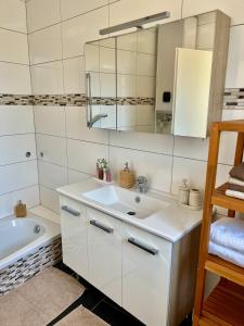 Koupelna v ubytování Naturgartenurlaub in Steffis Ferienwohnungen + 30 fotografií