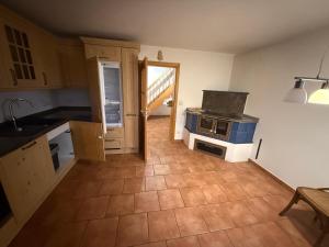 Η κουζίνα ή μικρή κουζίνα στο ღLiboria I Aidling Panorama Stilvolles Ferienhaus mit Bergblick +2 φωτογραφίες