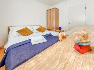 BrzacにあるHoliday Home Sandra by Interhomeの木製の床と大きなベッドのある寝室