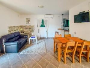 BrzacにあるHoliday Home Sandra by Interhomeのソファとテーブルのあるリビングルーム