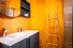 Ένα μπάνιο στο Maison contemporaine - grand jardin et piscine privée