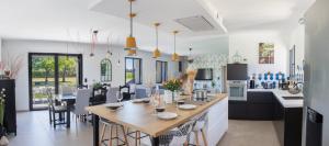 Η κουζίνα ή μικρή κουζίνα στο Maison contemporaine - grand jardin et piscine privée