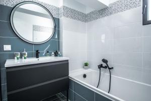 Ένα μπάνιο στο Maison contemporaine - grand jardin et piscine privée