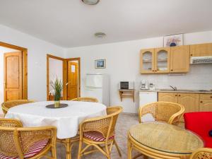 Η κουζίνα ή μικρή κουζίνα στο Apartment Amarillo 5 by Interhome