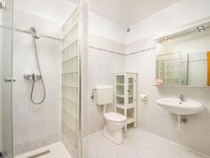 Ένα μπάνιο στο Apartment Amarillo 5 by Interhome