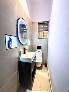 Φωτογραφία από το άλμπουμ του Luxury 3 Bedroom Family Apartment in Oniru, VI - Swimming Pool, PS5 & 237 Power Supply in all Secure Estate - Close to Landmark Beach - Near Four Points by Sheraton σε Lagos