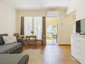 Holiday Home Wild Grape by Interhome في بالاتونماريافوردو: غرفة معيشة بها أريكة وطاولة