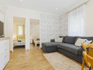 Holiday Home Wild Grape by Interhome في بالاتونماريافوردو: غرفة معيشة بها أريكة رمادية وغرفة معيشة بها