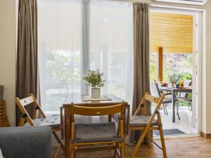 Holiday Home Wild Grape by Interhome في بالاتونماريافوردو: غرفة طعام بها طاولة وكراسي ونافذة