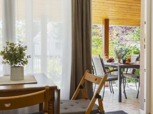 Holiday Home Wild Grape by Interhome في بالاتونماريافوردو: غرفة طعام بها طاولة وكراسي