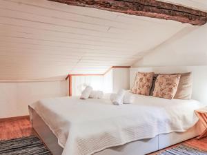 Ένα ή περισσότερα κρεβάτια σε δωμάτιο στο Apartment Les Agettes 1865 by Interhome