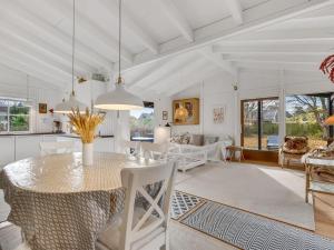 Гостиная зона в Holiday Home Anelle - 100m from the sea by Interhome