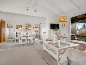 Телевизор и/или развлекательный центр в Holiday Home Anelle - 100m from the sea by Interhome