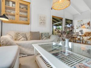 Гостиная зона в Holiday Home Anelle - 100m from the sea by Interhome +9 фотографий