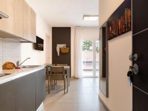 een keuken met een aanrecht en een eetkamer bij Apartment Iris Suite-3 by Interhome in Bibione