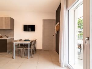 een keuken en eetkamer met een tafel en een raam bij Apartment Iris Suite-3 by Interhome in Bibione