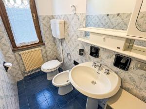 Un baño de Apartment Garlassi by Interhome