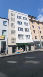 Tòa nhà nơi căn hộ tọa lạc