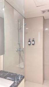 Ένα μπάνιο στο Jeju Home 제주 Studio - 30Sqm at Downtown Semarang