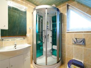 Ένα μπάνιο στο Apartment Villa Rosso by Interhome