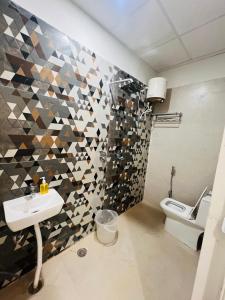 Ένα μπάνιο στο Hotel SS Royal +8 φωτογραφίες