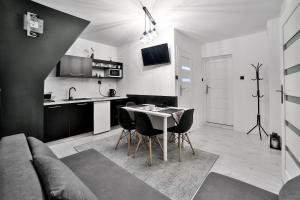 Una cocina o kitchenette en Apartamenty Czarna Perła z jacuzzi w cenie - mini strefa spa - blisko basenów termalnych