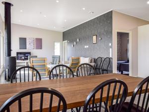 una sala da pranzo con tavolo e sedie di Holiday Home Tervaleppä by Interhome a Sipsiö