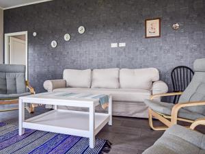 un soggiorno con divano e sedie di Holiday Home Tervaleppä by Interhome a Sipsiö