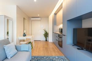 ein Wohnzimmer mit Sofa und Fernseher in der Unterkunft GuestReady - A peaceful city refuge in Porto