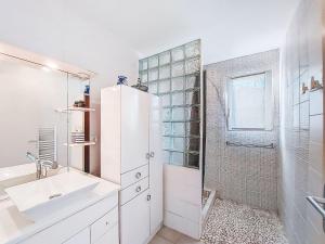 Holiday Home Laplace by Interhome في سوستون: حمام أبيض مع حوض ودش