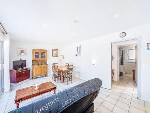 Holiday Home Laplace by Interhome في سوستون: غرفة مع طاولة وغرفة طعام