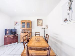 Holiday Home Laplace by Interhome في سوستون: غرفة طعام مع طاولة وكراسي خشبية