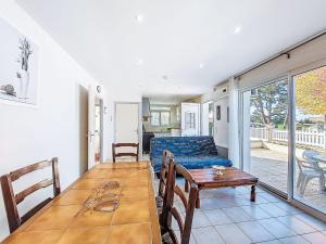 Holiday Home Laplace by Interhome في سوستون: غرفة معيشة بها طاولة وأريكة +14 صورة