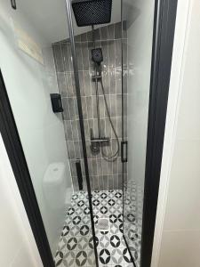 cabina de ducha con suelo de baldosa blanco y negro en Attic Back Lion, en Villena