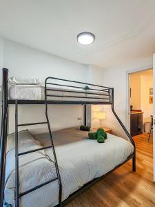 Un dormitorio con dos literas en una habitación. en Attic Back Lion, en Villena 9 fotos más