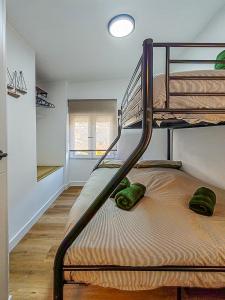 Un dormitorio con una litera en una habitación. en Attic Back Lion, en Villena