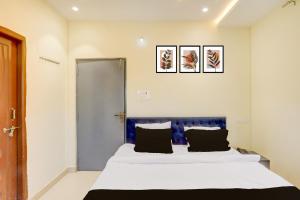 Postel nebo postele na pokoji v ubytování Hotel O Vemulawada Temple Formerly Kamakshi Bliss + 24 fotografií