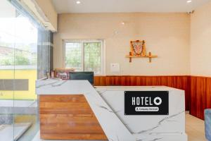 Postel nebo postele na pokoji v ubytování Hotel O Vemulawada Temple Formerly Kamakshi Bliss