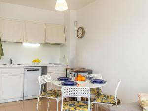 Kuchyň nebo kuchyňský kout v ubytování Apartment El Coto F by Interhome