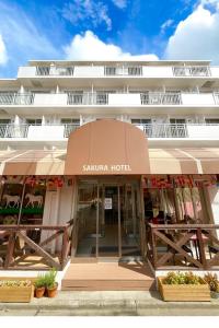 東京にあるサクラホテル日暮里の白い建物の前のホテル