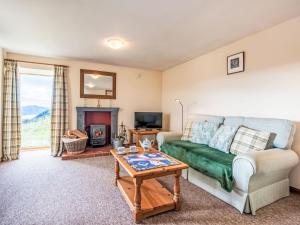 TV a/nebo společenská místnost v ubytování Holiday Home Wester Bunloit by Interhome