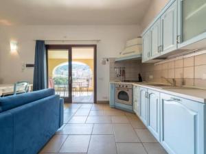 Apartment Casa Elena by Interhome في فيلاسيميوس: مطبخ مع أريكة زرقاء في الغرفة