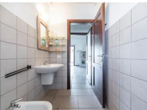 Apartment Casa Elena by Interhome في فيلاسيميوس: حمام مزود بحوض ومِرآة +23 صورة