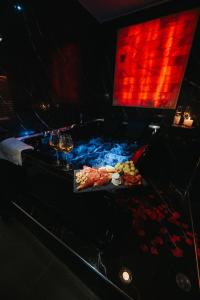 una mesa con una bandeja de comida y copas de vino en Artemide Resort Spa - Private Villa & Spa Suites, en Lido di Fondi 26 fotos más