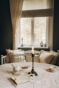 Ένα ή περισσότερα κρεβάτια σε δωμάτιο στο Omulīgs mājoklis Ogres sirdī