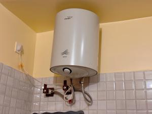 een keuken met een groot wit apparaat aan de muur bij Studio 404 Sin City Suite in Deoghar