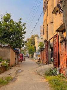 een leeg steegje met een bakstenen gebouw en een straat bij Studio 404 Sin City Suite in Deoghar